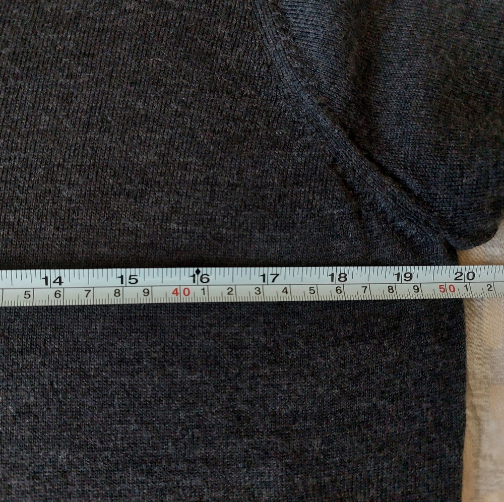 Banana Republic merino wool V- neck sweater size L. - Picture 7 of 9